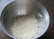 鸭子肉粥,粳米洗净备用