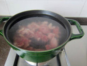 鸭子肉粥,锅中坐水开火，待水沸腾后下入鸭肉
