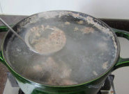 鸭子肉粥,再次煮开，打去浮沫，煮滚约5分钟，并不断打去浮沫