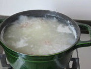 鸭子肉粥,大火煮开后，转小火，加盖慢煮约1小时