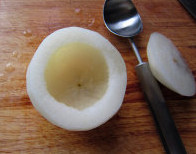 八宝梨罐,将梨去核，挖成罐状，不要太薄，约1cm的厚度，冰激凌勺比较给力