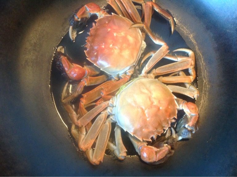 鲜美河蟹,河蟹放锅中再放少许水，姜丝，绍酒，煮8分钟。刚好水也煮干。