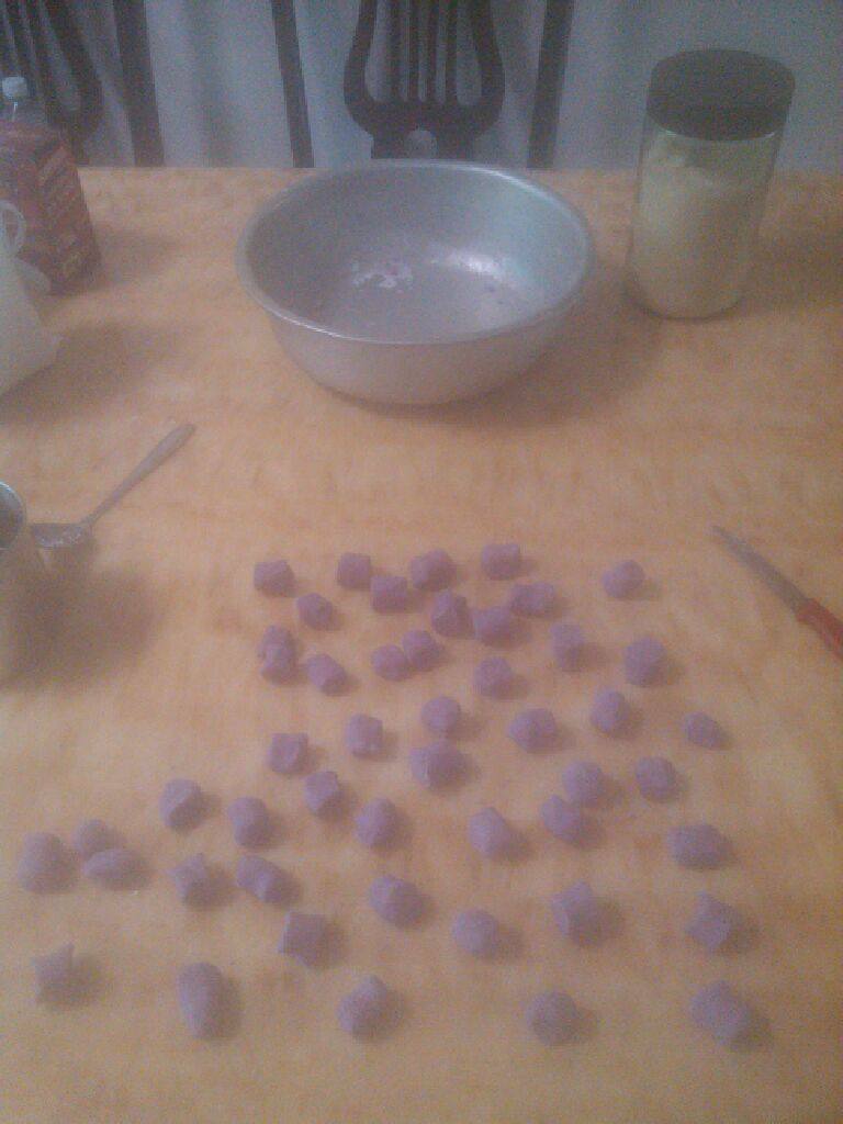 椰汁紫薯圆,将面团分成小团，搓成条，切块。也可以一点一点拔出来像搓汤圆一样揉吃小丸子。这时面会有些向做汤圆养的裂掉，不碍事，尽量给它捏实就好了。