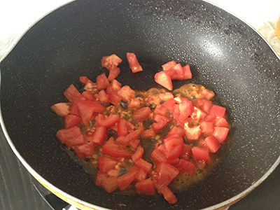 番茄牛肉炒乌冬面,锅中少许油，炒去皮番茄切丁