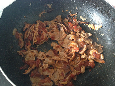 番茄牛肉炒乌冬面,干净锅。少油，先炒肥牛片，变色后加珍珠菇和之前炒好的番茄酱翻炒。