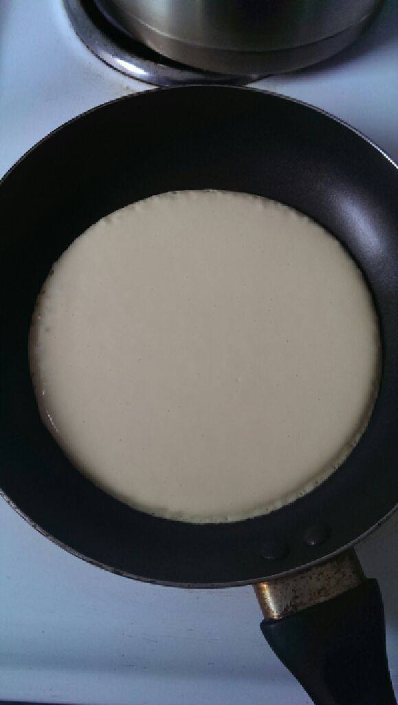 简易pancake煎薄饼,中小火煎至金黄略有煎斑 翻面 大约两三分钟