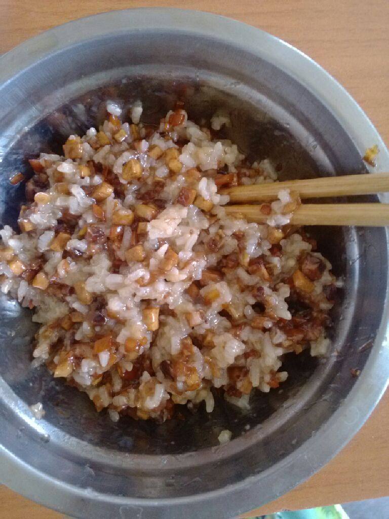 素烧麦,热油锅里放入1、姜爆炒，多放点盐、酱油上色。炒好后倒入煮好的糯米饭中搅拌均匀