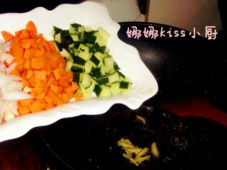 柠汁五彩虾仁,放入素菜丁煸炒七分熟