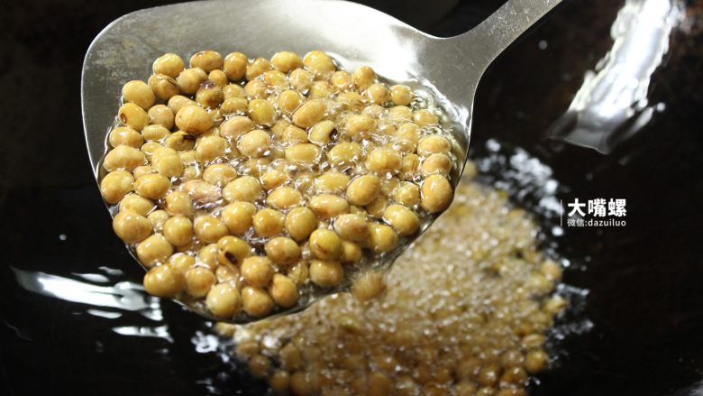 特制酸辣红薯粉丨大嘴螺,将泡好的黄豆滤干水后放入油锅中炸，控制好油温，小火慢炸，炸至金黄色即可，捞出备用。（水一定要滤干哟，不然炸的时候会油飞豆舞的~）