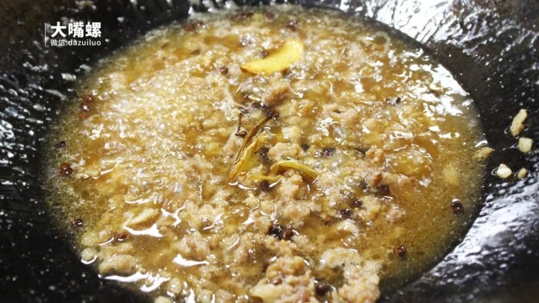 特制酸辣红薯粉丨大嘴螺,熬煮肉末汁。待猪肉末熟后放入适量高汤，若家里没有高汤，也可直接加入适量的白开水
