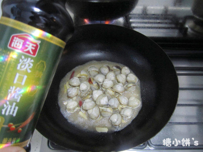 酒蒸蛤蜊,开盖后每只白蛤都打开，加一些淡口酱油调味