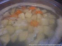 胡萝卜土豆烧牛肉,胡萝卜和土豆用水煮至可以用筷子戳穿后捞出沥水