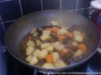 胡萝卜土豆烧牛肉,牛肉一般炖2个小时左右（期间水不够了就加热水）。炖好之后开盖大火收汁，汤汁收到只没过牛肉一半之后加入煮好的土豆胡萝卜块