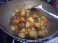 胡萝卜土豆烧牛肉,不停翻炒。汤汁会很快收干。收干后撒上炒熟的芝麻装饰即可
