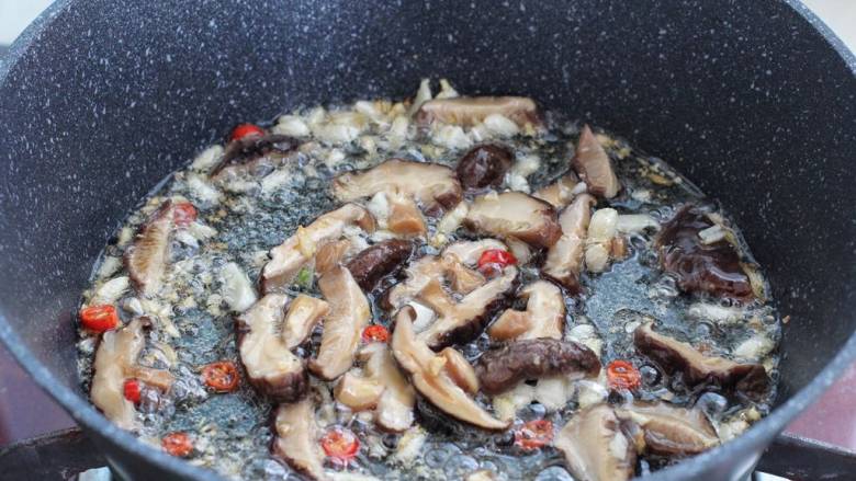 蚝油土豆片,再起油锅烧热，放姜蒜末和小米辣小火炒香，接着放香菇大火快速翻炒。