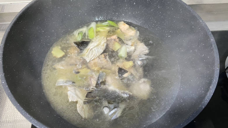 三文鱼豆腐羹➕三文鱼头豆腐羹,加入适量开水，至少要没过鱼块