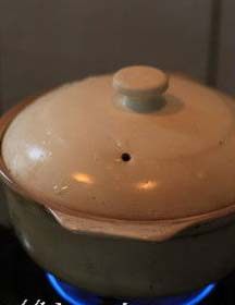 生姜蜜梨汤,用一沙锅或瓷煲，倒入2/3的水，加入生姜烧开5分钟左右，闻到姜味浓浓飘出