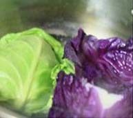 蔬果卷,将紫甘蓝和芹菜在已烧开的锅中焯一下，紫甘蓝不会很软，所以稍焯一会就行，芹菜变软先行取出