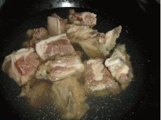 萝卜牛尾汤,锅内入水，煮开后放入牛尾骨，继续煮开