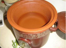 萝卜牛尾汤,炖锅内加入适量的水，煮开