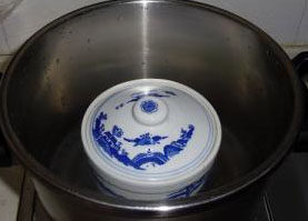 罗汉果炖梨水 ,隔水放入高压锅