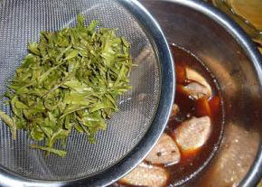 茶香鸡翅,将茶叶水加入到腌料中，茶叶沥干备用。盖上保鲜膜放冰箱里冷藏腌制三小时以上