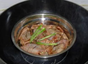 茶香鸡翅,摆上腌好的鸡翅，放上同根葱白，淋少许色拉油，放入锅中大火蒸