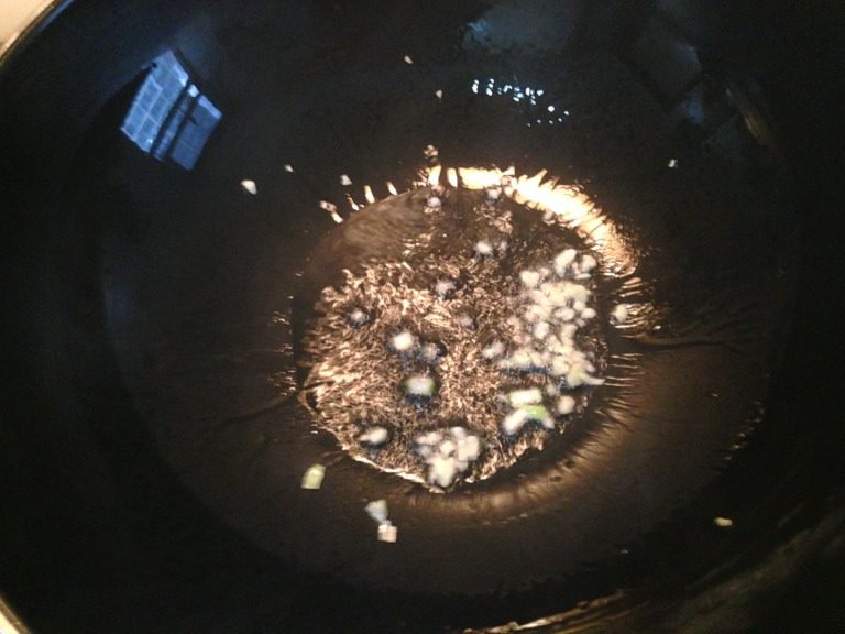 蘑菇什锦烩饭,热锅放油热至七分，放入葱蒜末爆香