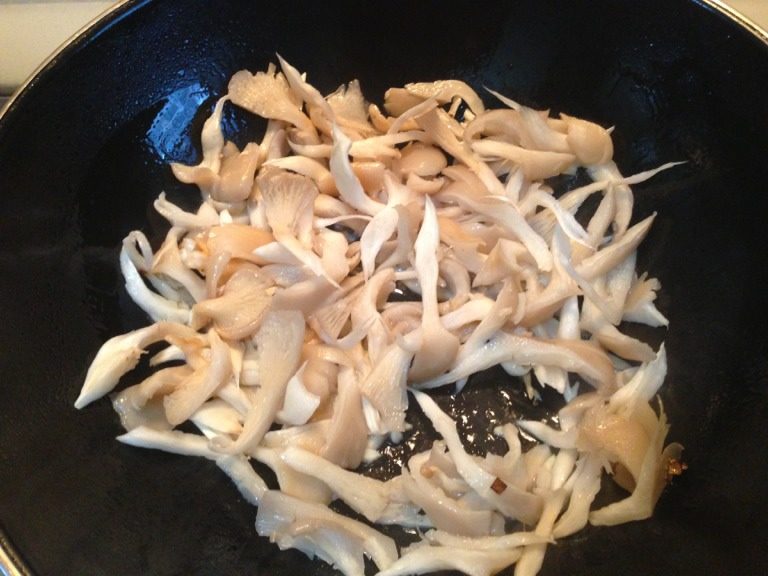 蘑菇什锦烩饭,放入平菇炒出香味