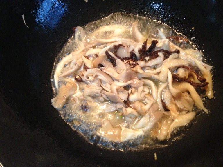 蘑菇什锦烩饭,炒至蘑菇出水差不多没过蘑菇后关火