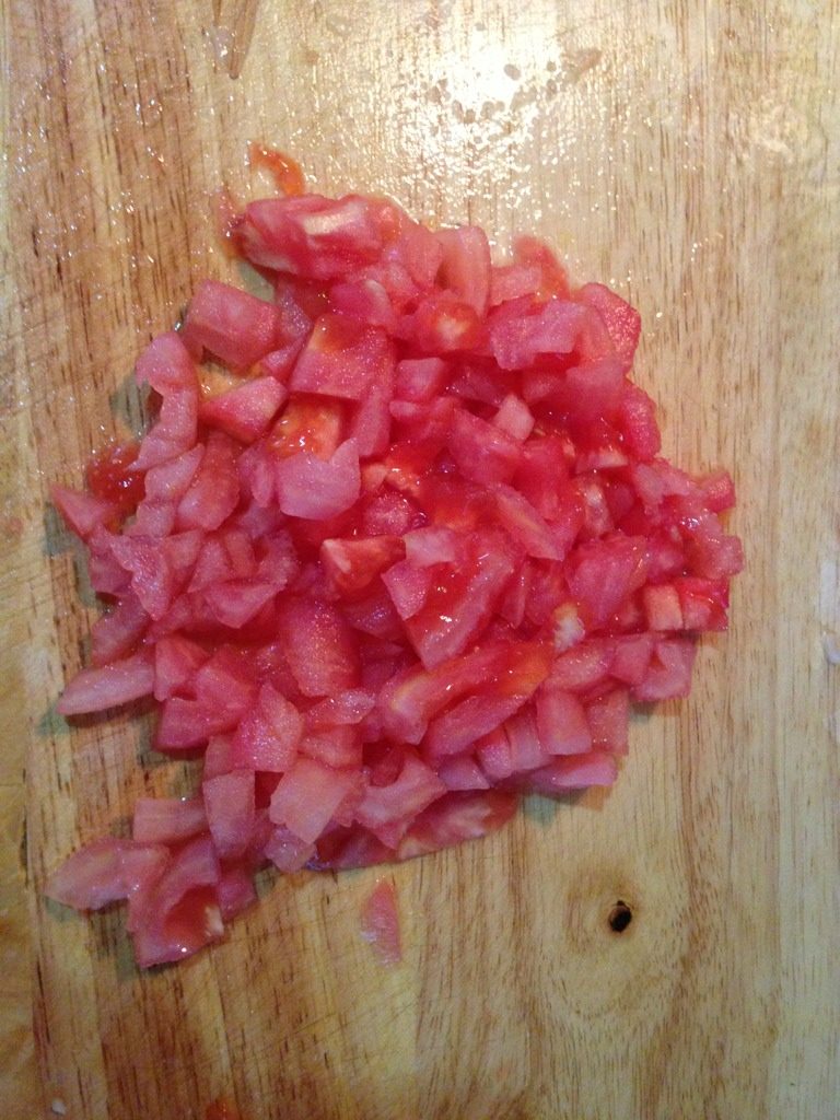 番茄汁菜花,将剥好皮的西红柿切小丁
