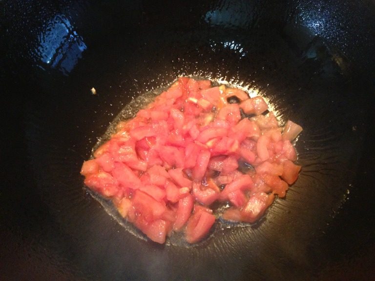 番茄汁菜花,放入西红柿丁转中火翻炒出香味
