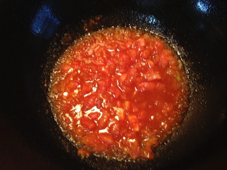 番茄汁菜花,翻炒至西红柿丁基本炒化成汁