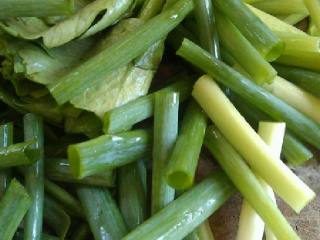 豆腐鱼粉丝煲,芹菜和葱洗净切好备用。