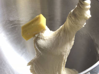 淡奶油小餐包,加入黄油，继续揉面至出膜