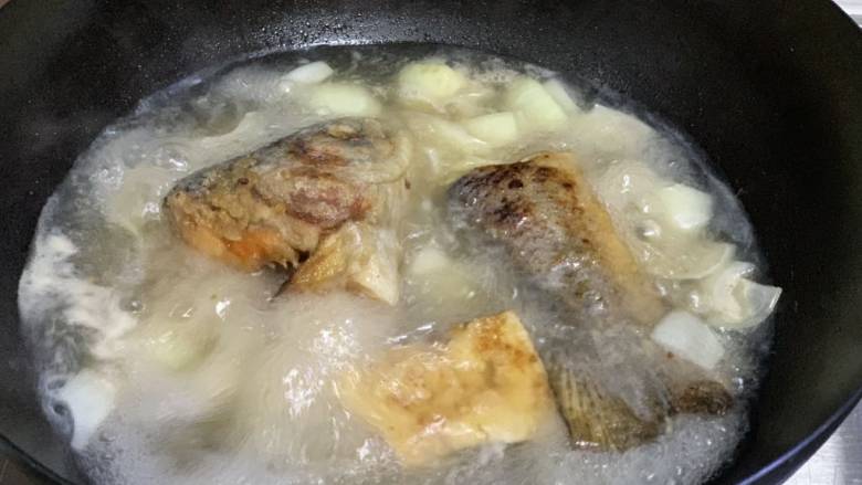 三文鱼豆腐羹,放鱼头放豆腐煮到汤汁浓稠