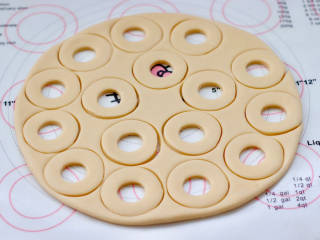 快手甜甜圈,每次剩下的边角料再反复擀薄压出大圆和小圆。