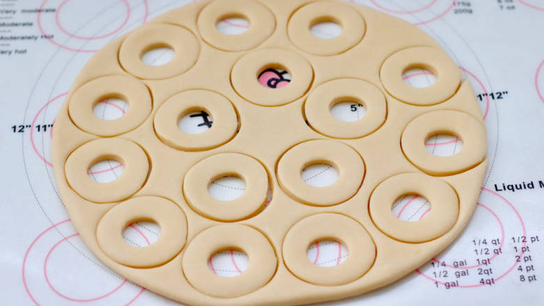 快手甜甜圈,每次剩下的边角料再反复擀薄压出大圆和小圆。
