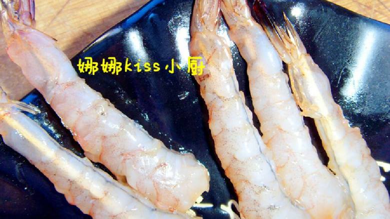 面包香酥虾,我做了两种～一种是立虾一种是趴虾～这款是立虾。用牙签从尾部串起