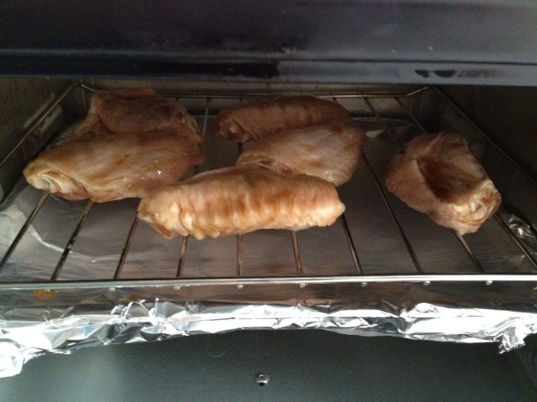 烤鸡翅,放入鸡翅（曾经用锡纸包裹着烤，但因为水分出不来，反而感觉不好吃）