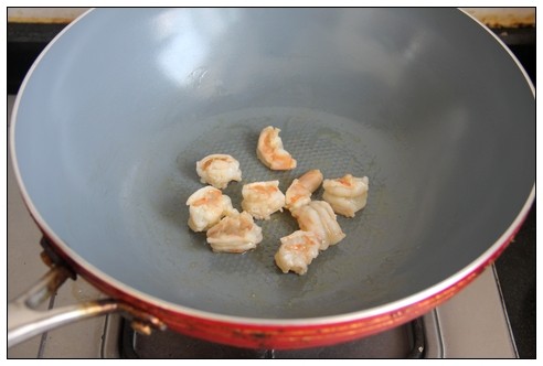 番茄虾盅,锅内加少许油烧热，放入虾仁滑炒至金黄色出锅。