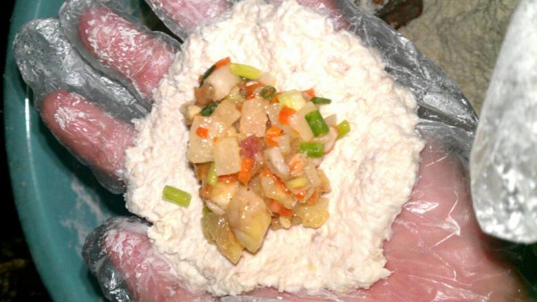 中秋传统芋包,取少量芋泥，摊平，放入馅料，再包成圆形。