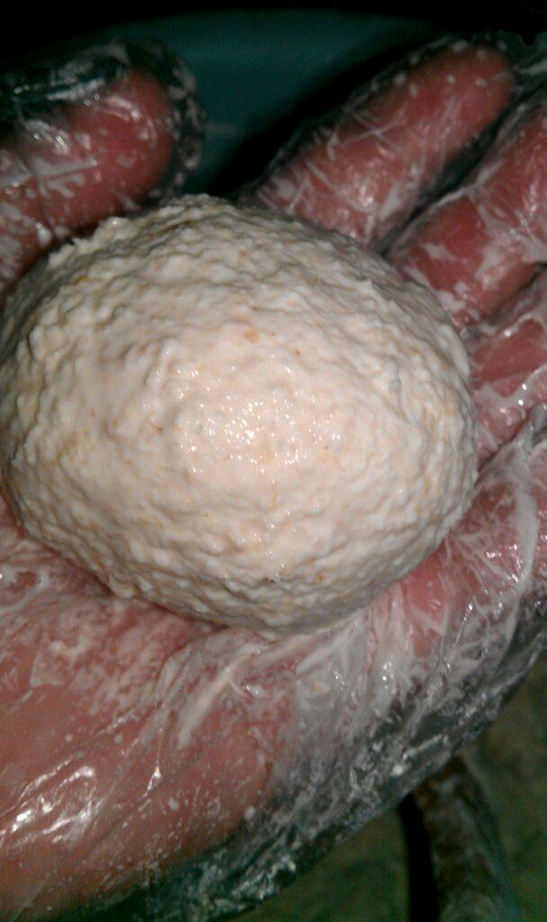 中秋传统芋包,可以加点水在手上轻轻摇成圆球，使其表面光滑。