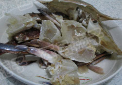 咖喱蟹 ,梭子蟹用清水冲洗干净，去掉内藏，斩成块