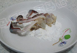 咖喱蟹 ,斩成块的蟹，切面沾上淀粉