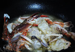 咖喱蟹 ,入油锅，炸至蟹身红亮，切面结痂。捞出沥油。