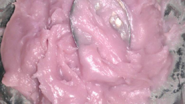 自制冰皮月饼,制皮时可以加入少许煮<a style='color:red;display:inline-block;' href='/shicai/ 2643'>紫薯</a>的水，做成紫色的冰皮。也可以加入少许浓咖啡，做成浅啡色的冰皮。