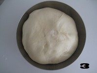 柔软可爱小面包——【肉松海苔小狮子面包】,待面团发酵至原体积的2—2.5倍大时，发酵完成。