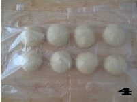 柔软可爱小面包——【肉松海苔小狮子面包】,发好的面团揉匀，分割成8个等量小面团，揉圆后盖上保鲜膜放置10分钟。