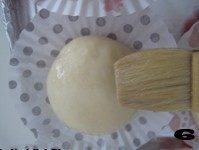 柔软可爱小面包——【肉松海苔小狮子面包】,待面团发酵至原来2倍大时，在面包表面轻刷一层水蛋液。